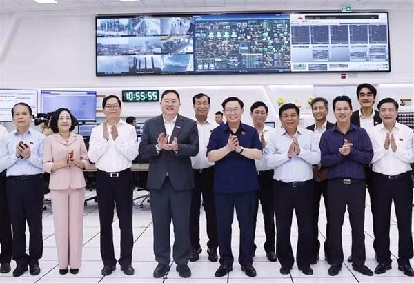 El presidente de la Asamblea Nacional de Vietnam, Vuong Dinh Hue, visita el complejo petroquímico del Sur en la provincia sureña de Ba Ria-Vung Tau. (Foto: VNA)