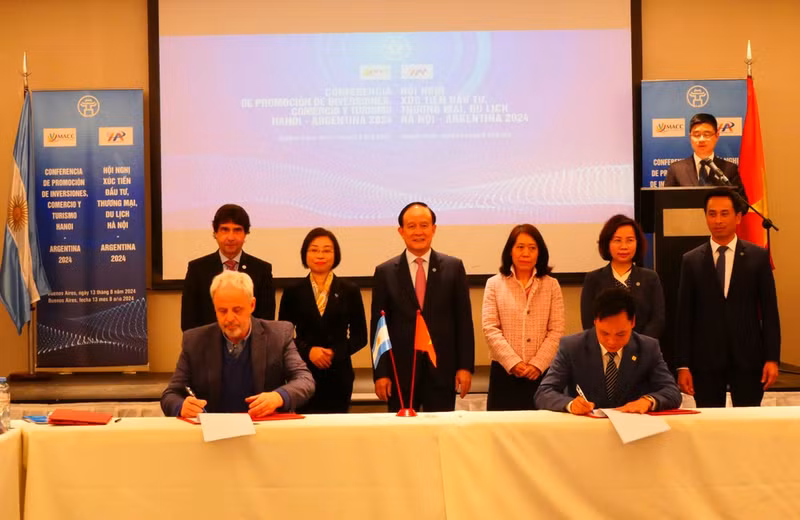 Representantes empresariales de los dos países firman acuerdos de cooperación. (Foto: VNA)