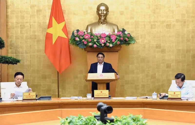 El primer ministro Pham Minh Chinh preside la reunión. 
