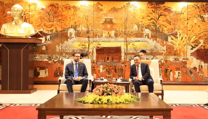 El presidente del Comité Popular de Hanói, Tran Sy Thanh (derecha) recibe al nuevo embajador del Reino Unido en Vietnam, Iain Frew. (Fotografía: kinhtedothi.vn) 
