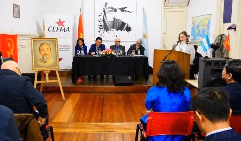 Seminario “Ho Chi Minh y las relaciones Vietnam-América Latina” fue organizado conjuntamente por la Comisión de Asuntos Exteriores del Comité Central del Partido, la Embajada de Vietnam en Argentina y el Partido Comunistad de Argentina, el 22 de agosto de 2024. (Foto: VNA)