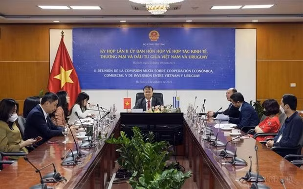 Una reunión de la Comisión Mixta sobre Cooperación Económica, Comercial y de Inversión entre Vietnam y Uruguay, en octubre de 2021. (Foto: VNA)