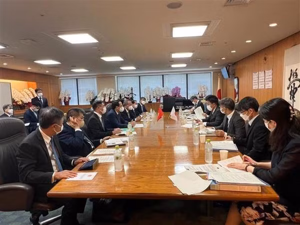 En la sesión de trabajo entre el ministro de Trabajo, Inválidos y Asuntos Sociales, Dao Ngoc Dung, y el Ministro de Salud, Trabajo y Bienestar de Japón, Katsunobu Kato. (Fotografía: VNA) 