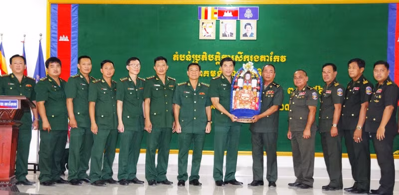 El Comando de la Guardia Fronteriza de An Giang, felicita a las fuerzas armadas de las provincias camboyanas de Kandal y Takeo. 