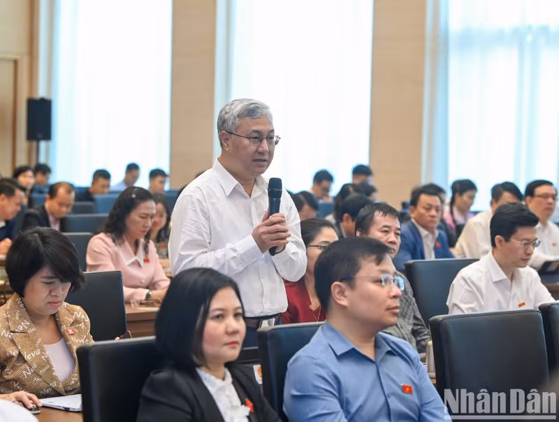 El delegado de la ANV en la provincia de Bac Giang, Tran Van Lam, hace uso de la palabra en la reunión.