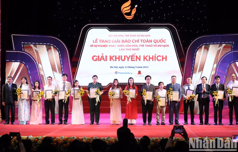 El vicepresidente de la Confederación General del Trabajo, Huynh Thanh Xuan, y el vicepresidente del Comité de Asuntos de Cultura y Educación de la Asamblea Nacional, Phan Viet Luong, entregan el premio de consolación a los autores.