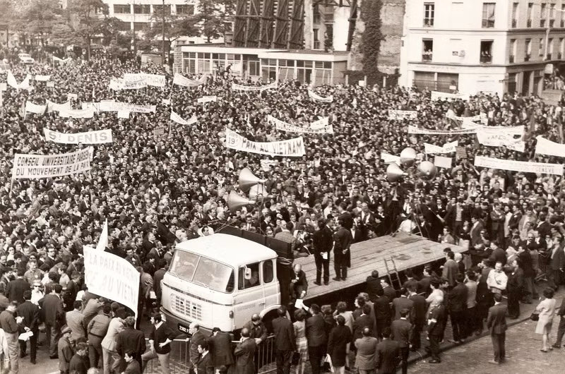 “Paz para Vietnam", consigna levantada por el pueblo francés durante la Conferencia de París de 1972.