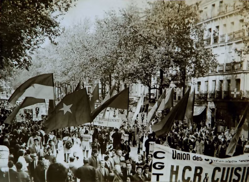 Los trabajadores franceses marchan en protesta contra los bombardeos estadounidenses en el norte de Vietnam y en solidaridad con la delegación del Gobierno de la República Democrática de Vietnam y el Frente Nacional para la Liberación de Vietnam del Sur en la Conferencia de París, en 1972.