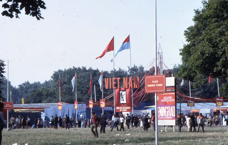 Un pabellón sobre Vietnam en el Festival del diario francés L´Humanité, del Partido Comunista Francés, celebrado en noviembre de 1969. El evento incluyó numerosas actividades contra la guerra y de apoyo al pueblo vietnamita en el restablecimiento de la paz y la reunificación del país.