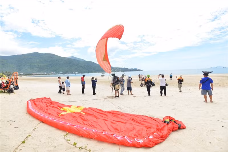 Equipos de parapente motorizado se preparan antes de volar en la playa de Man Thai. (Foto: Revista Ilustrada Vietnam) Equipos de parapente motorizado se preparan antes de volar en la playa de Man Thai. (Foto: Revista Ilustrada Vietnam)