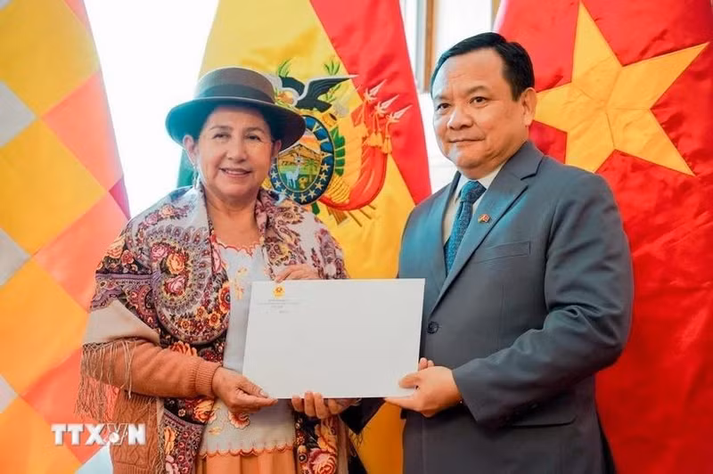 El embajador de Vietnam en Brasil, concurrente en Bolivia, Bui Van Nghi, entrega copia de sus cartas credenciales a la canciller de Bolivia, Celinda Sosa Lunda. (Foto: Embajada de Vietnam en Brasil)