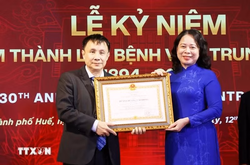 La vicepresidenta de Vietnam, Vo Thi Anh Xuan, concede Orden de Trabajo de primera categoría al director del Hospital Central de Hue, Pham Nhu Hiep. (Foto: VNA)