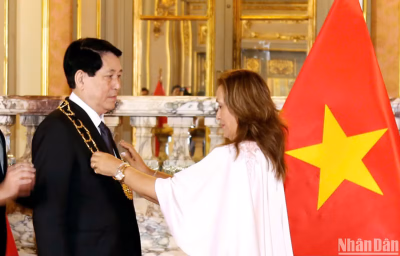 La presidenta peruana, Dina Ercilia Boluarte Zegarra, otorga la Orden Sol del Perú en el grado de Gran Cruz al presidente vietnamita, Luong Cuong. (Foto: VNA) 