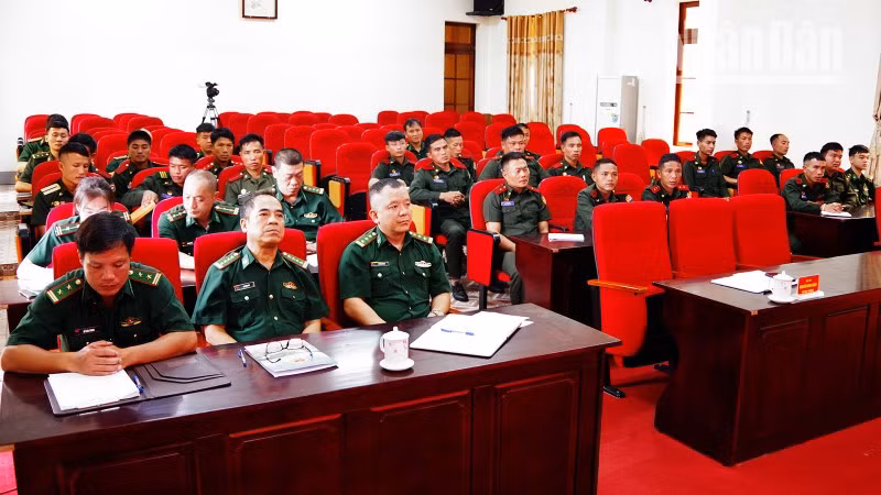 Oficiales laosianos en el curso. 