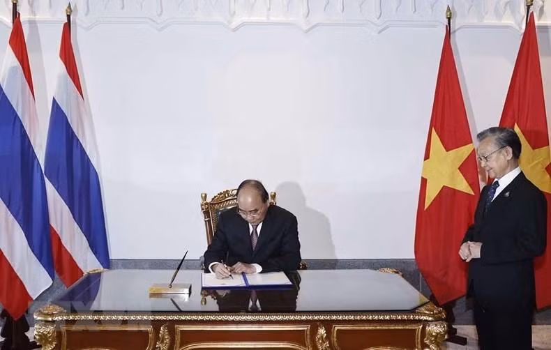 El presidente Nguyen Xuan Phuc deja su impresión en el libro de visitas en la Asamblea Nacional de Tailandia. (Fotografía: VNA)
