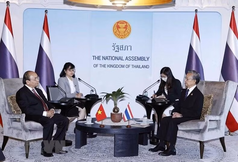 El presidente de Vietnam, Nguyen Xuan Phuc se reúne con el presidente de la Asamblea Nacional de Tailandia, Chuan Leekpai. (Fotografía: VNA)