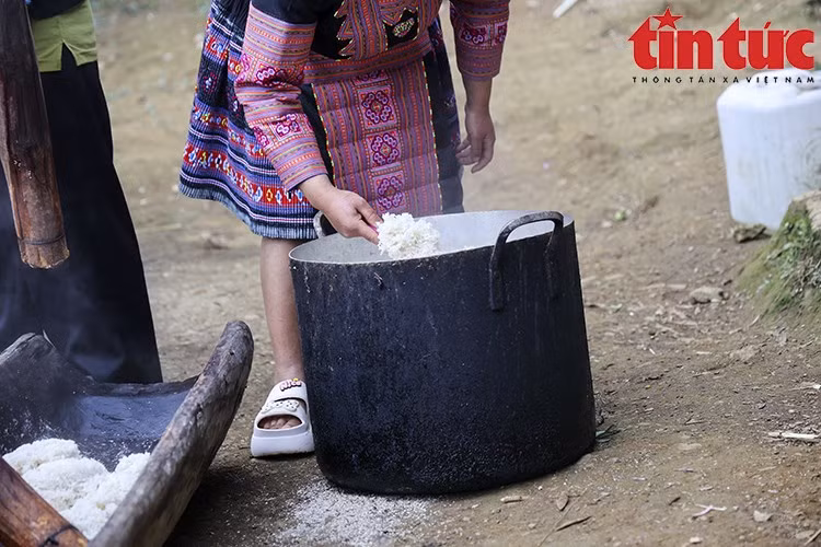 El arroz debe ser cocinado a fuego lento durante aproximadamente una hora. (Foto: VNA)