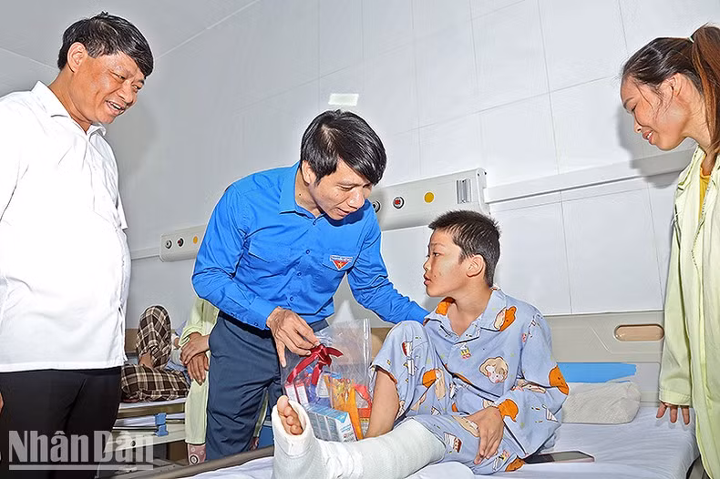 El secretario permanente de la UJCHCM, Nguyen Ngoc Luong, entrega obsequios a pacientes pediátricos en Hai Phong. El secretario permanente de la UJCHCM, Nguyen Ngoc Luong, entrega obsequios a pacientes pediátricos en Hai Phong.