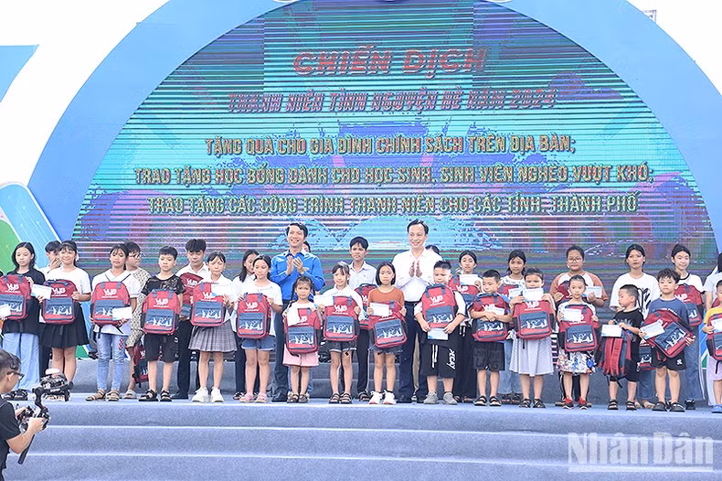 Representantes de la UJCHCM entregan obsequios y becas a niños en circunstancias difíciles. Representantes de la UJCHCM entregan obsequios y becas a niños en circunstancias difíciles.