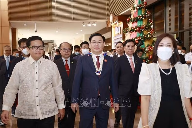 La ceremonia de recepción oficial al presidente de la Asamblea Nacional, Vuong Dinh Hue, en la sede de la Cámara de Representantes de Filipinas. (Fotografía: VNA)