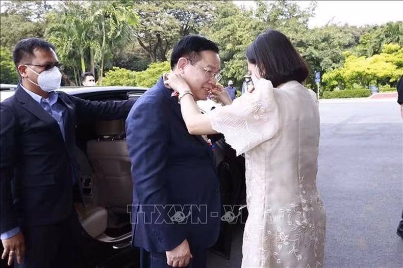 La ceremonia de recepción oficial al presidente de la Asamblea Nacional, Vuong Dinh Hue, en la sede de la Cámara de Representantes de Filipinas. (Fotografía: VNA)
