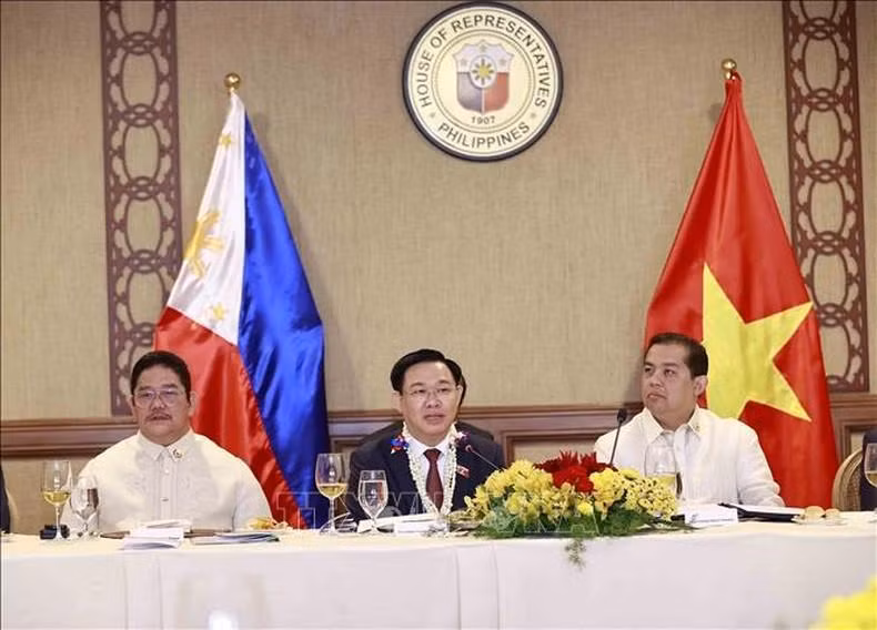El presidente de la Asamblea Nacional de Vietnam, Vuong Dinh Hue, habla en la recepción. (Fotografía: VNA)