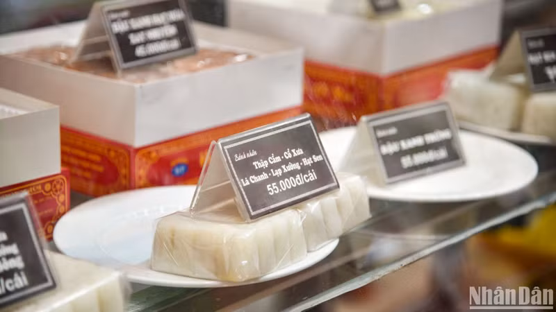 El precio de cada pastel oscila entre 50 mil y 90 mil dong. Según el representante de la tienda, los clientes suelen comprar pasteles para regalar a sus amigos y familiares.