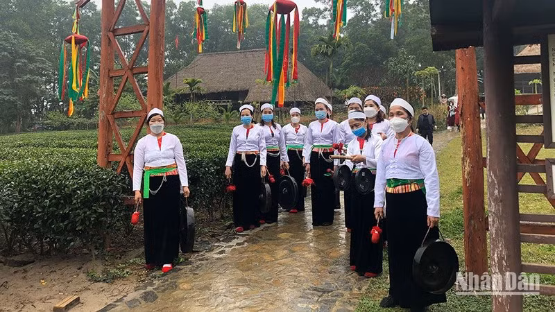 Representantes de la etnia Muong dan la bienvenida a los visitantes. 