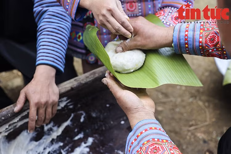 Una vez machacado el arroz pegajoso, se necesitan las hábiles manos de la mujer para darle forma inmediatamente al pastel, que si se enfría no se puede moldear. (Foto: VNA)