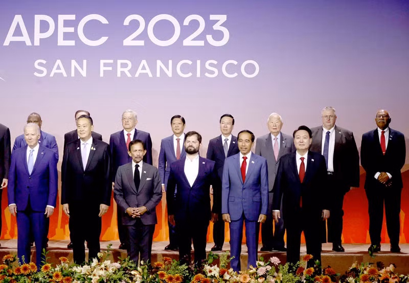 El presidente vietnamita, Vo Van Thuong, y los líderes de las economías del APEC. (Foto: VNA)