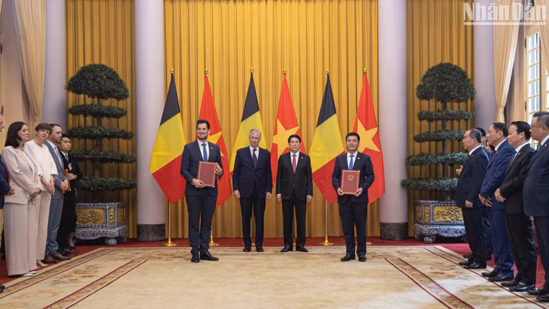 El presidente vietnamita, Luong Cuong, y el Rey Felipe de Bélgica en la ceremonia de firma de documentos de cooperación en diversos campos importantes entre sus países. 