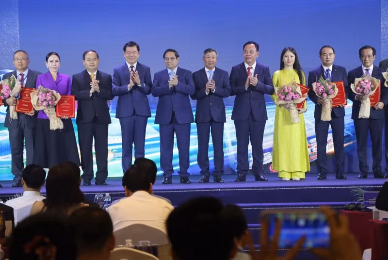 El primer ministro Pham Minh Chinh presencia la entrega de decisión de aprobación de inversión a las empresas.