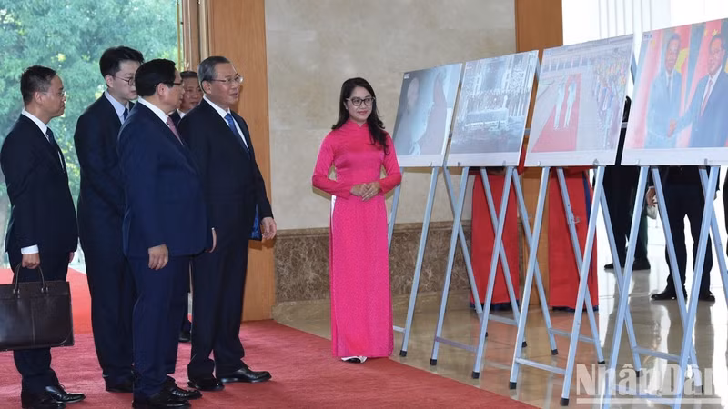 Minh Chinh presentó a Ly Qiang imagenes de la cooperación entre Vietnam y China.