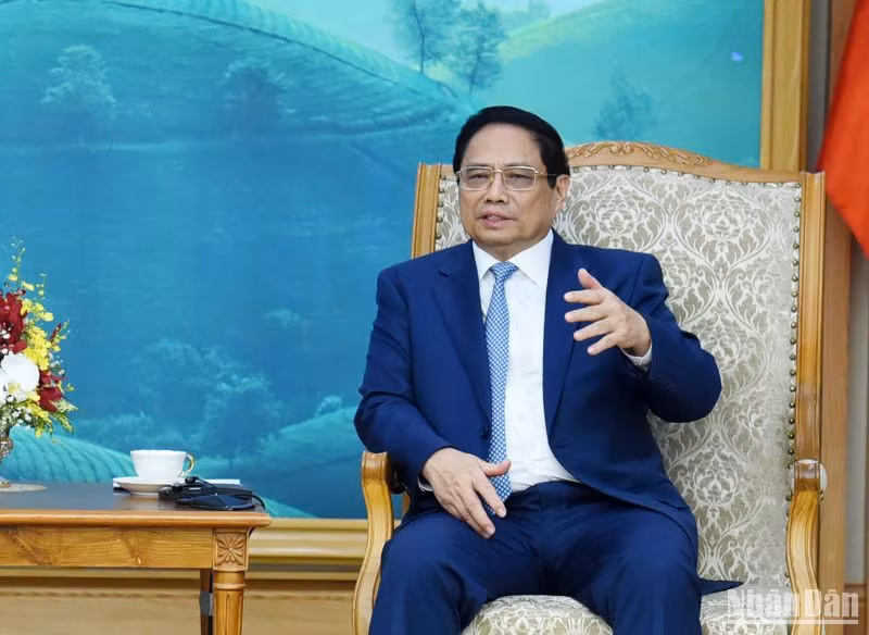 El primer ministro Pham Minh Chinh habla en el encuentro.
