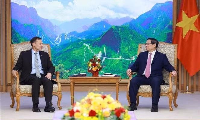 El primer ministro de Vietnam, Pham Minh Chinh (derecha), conversa con el saliente embajador de Australia en Hanói, Andrew Goledzinowski. (Foto: VNA)