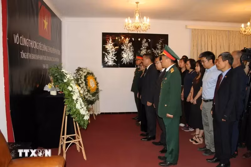 Representantes vietnamitas en Argelia rinden tributo al secretario general Nguyen Phu Trong. (Foto: VNA)