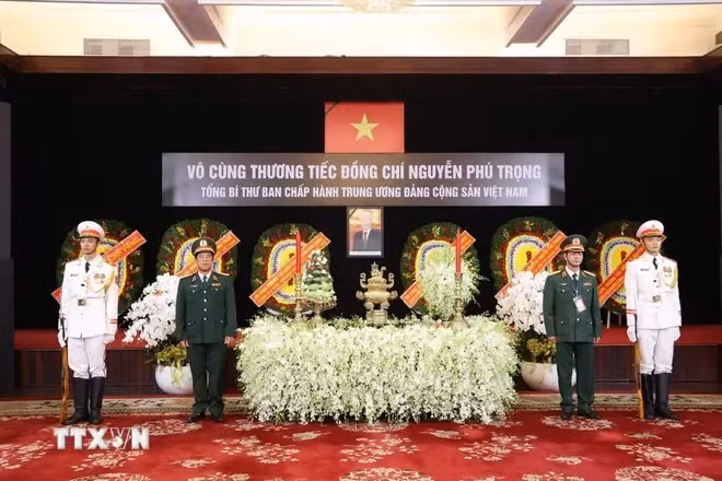 El retrato del secretario general Nguyen Phu Trong se coloca solemnemente en el Salón de la Reunificación en Ciudad Ho Chi Minh. (Foto: VNA)