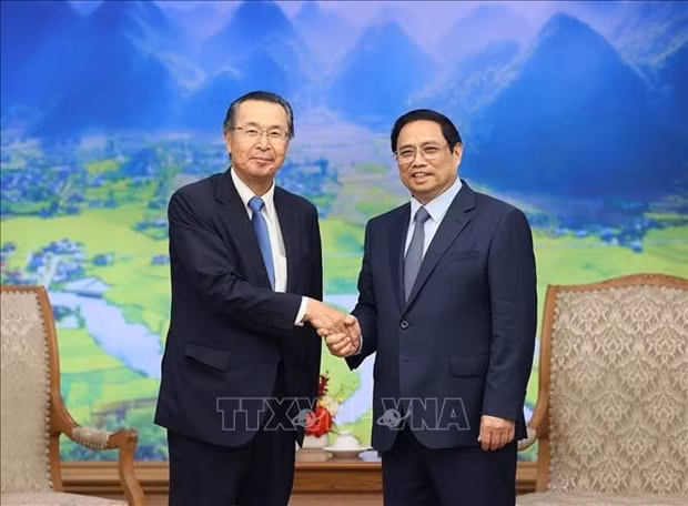 El primer ministro de Vietnam, Pham Minh Chinh (derecha), recibe a Ishiguro Norihiko, presidente de la JETRO. (Foto: VNA)