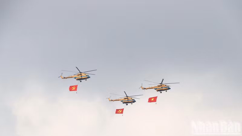 Helicópteros que llevan las banderas nacional y del Partido en el cielo de la ciudad de Bien Hoa, de la provincia de Dong Nai.