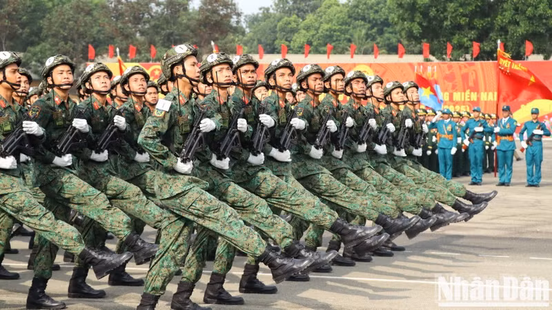 Ensayo de desfile en el aeropuerto de Bien Hoa, de la provincia de Dong Nai.