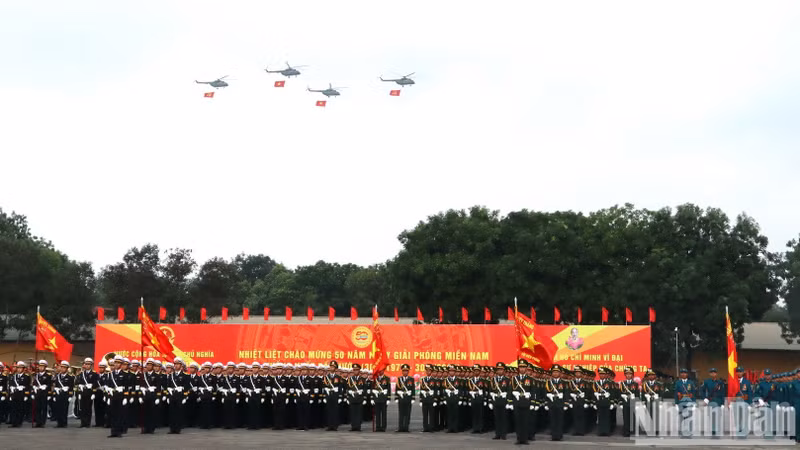 La fuerza aérea lleva las banderas nacional y del Partido, volando en el cielo para iniciar el ensayo general.