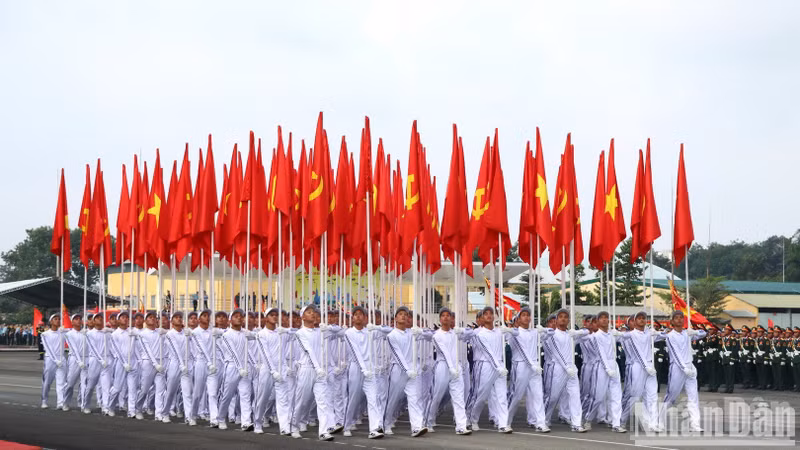 Bloque de banderas nacionales y del Partido.