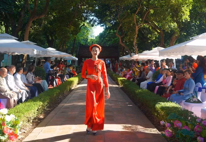Presentan el Ao dai en la rueda de prensa. 