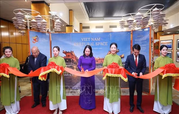 La vicepresidenta vietnamita Vo Thi Anh Xuan y los delegados cortaron la cinta en la ceremonia de inauguración del Espacio Cultural Vietnamita en Sudáfrica. (Foto: VNA) La vicepresidenta vietnamita Vo Thi Anh Xuan y los delegados cortaron la cinta en la ceremonia de inauguración del Espacio Cultural Vietnamita en Sudáfrica. (Foto: VNA)