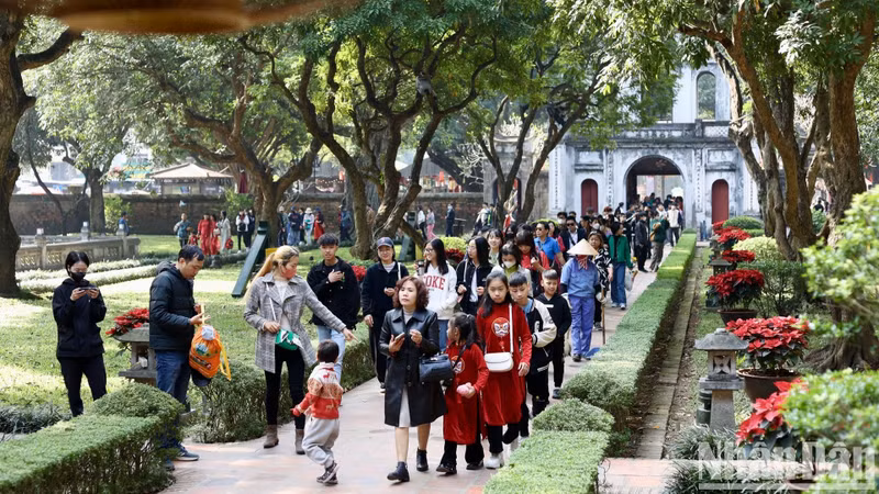 Los turistas visitan el Templo de la Literatura, en Hanói.