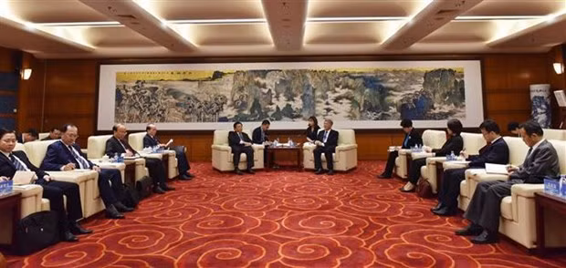 Nguyen Xuan Thang, miembro del Buró Político, director de la Academia Política Nacional Ho Chi Minh y presidente del Consejo Teórico Central, se reúne con Xia Chuntao, miembro del Comité Central del Partido y vicerrector permanente de la Escuela del Comité Central del Partido Comunista de China. (Foto: VNA)