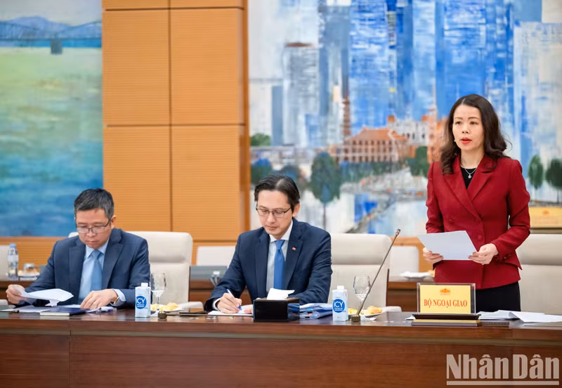 La viceministra de Asuntos Exteriores, Nguyen Minh Hang, habla en la reunión.