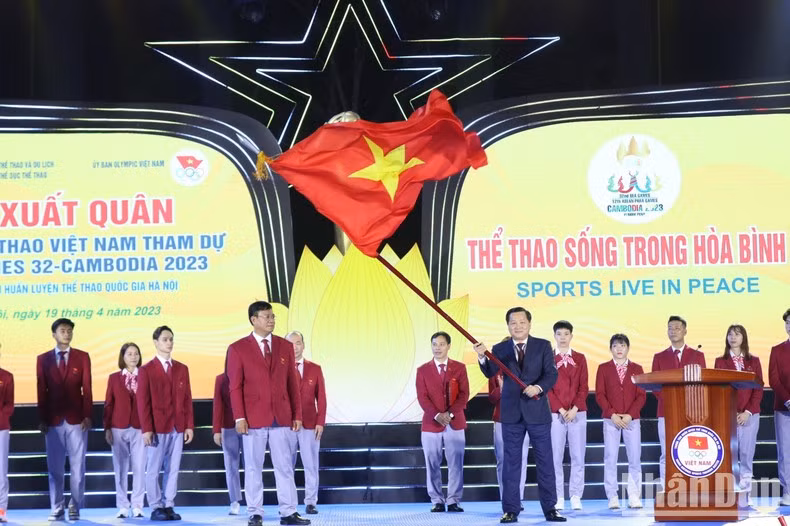 El viceprimer ministro Le Minh Khai agita la bandera de Vietnam antes de entregarla a la delegación deportiva nacional. El viceprimer ministro Le Minh Khai agita la bandera de Vietnam antes de entregarla a la delegación deportiva nacional.