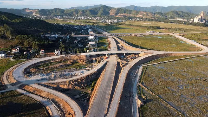 El enlace entre la autopista Nghi Son - Dien Chau y la ruta nacional 48D, en la provincia de Nghe An, está en la fase final de construcción. (Fuente: VNA)