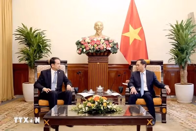 El viceprimer ministro y canciller de Vietnam, Bui Thanh Son, recibe al embajador chino en Hanói, He Wei. (Foto: VNA)